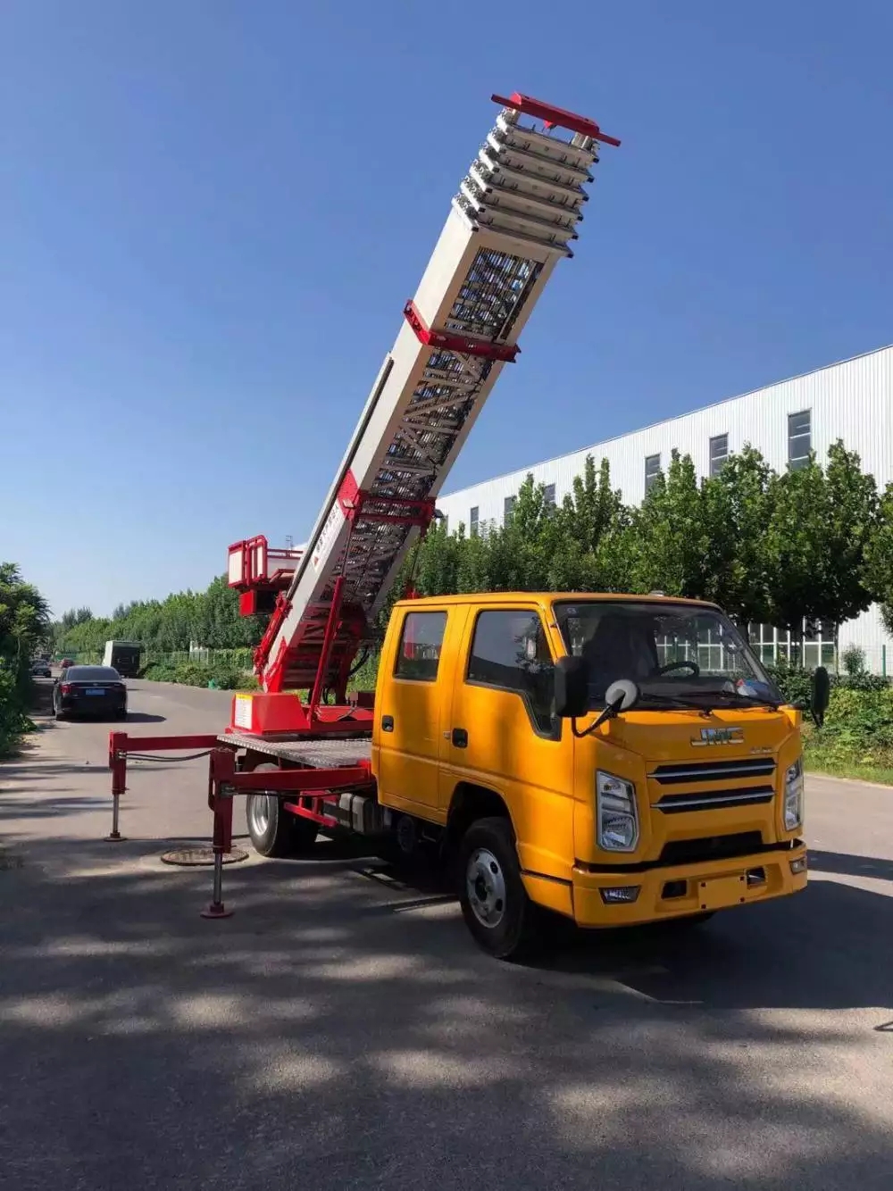 雨湖附近的云梯车出租服务：轻松解决高空作业需求