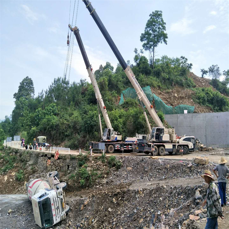 雨湖汽车掉沟里叫吊车救援要多少钱